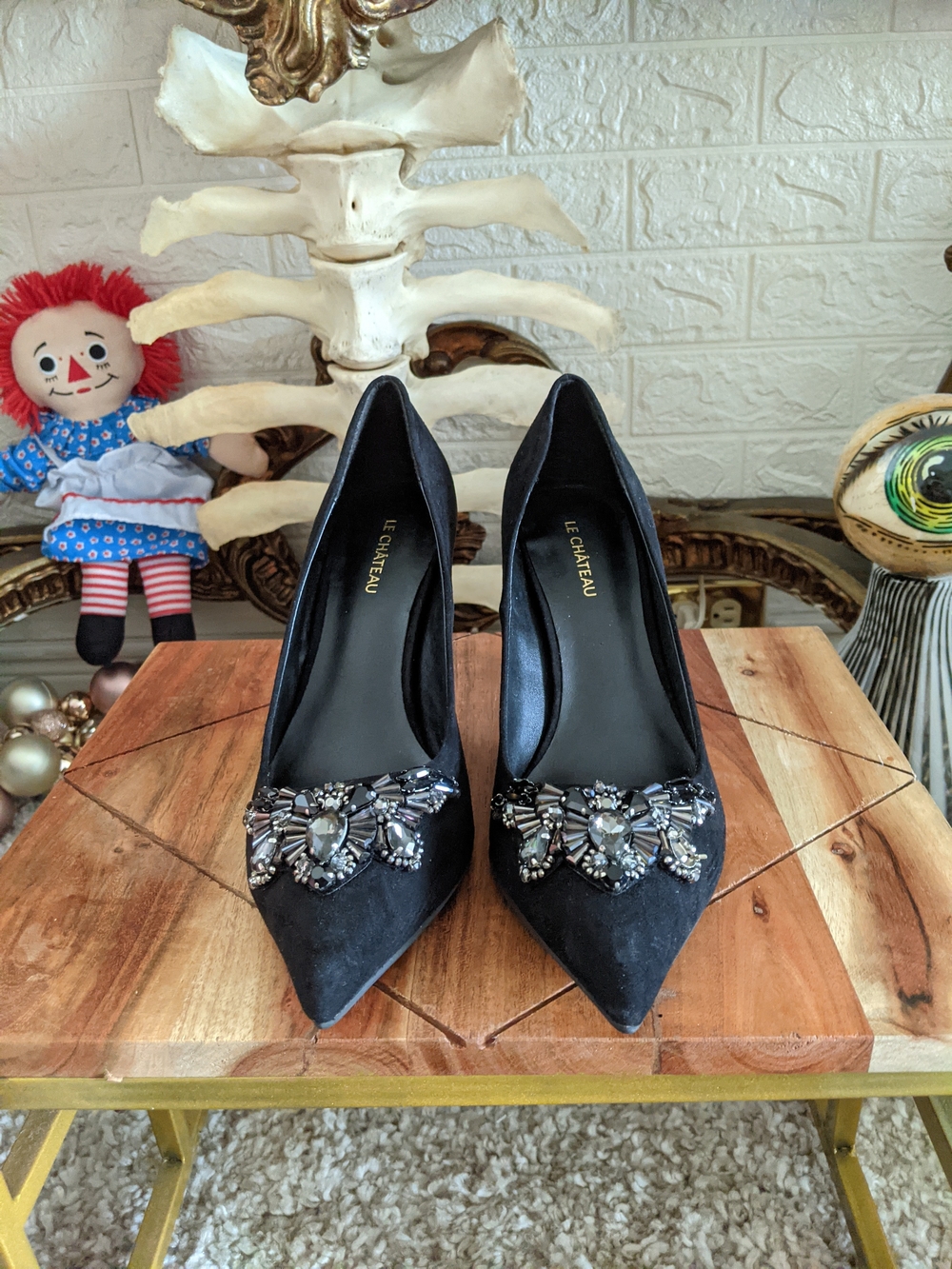 le chateau Black Pointed Toe Jeweled Pumps